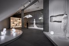 「TYPE XIII Atelier Oï project by A-POC ABLE ISSEY MIYAKE：一枚の布から生まれる、新しい光のかたち」会場風景／Exhibition view of "TYPE XIII Atelier Oï project by A-POC ABLE ISSEY MIYAKE"